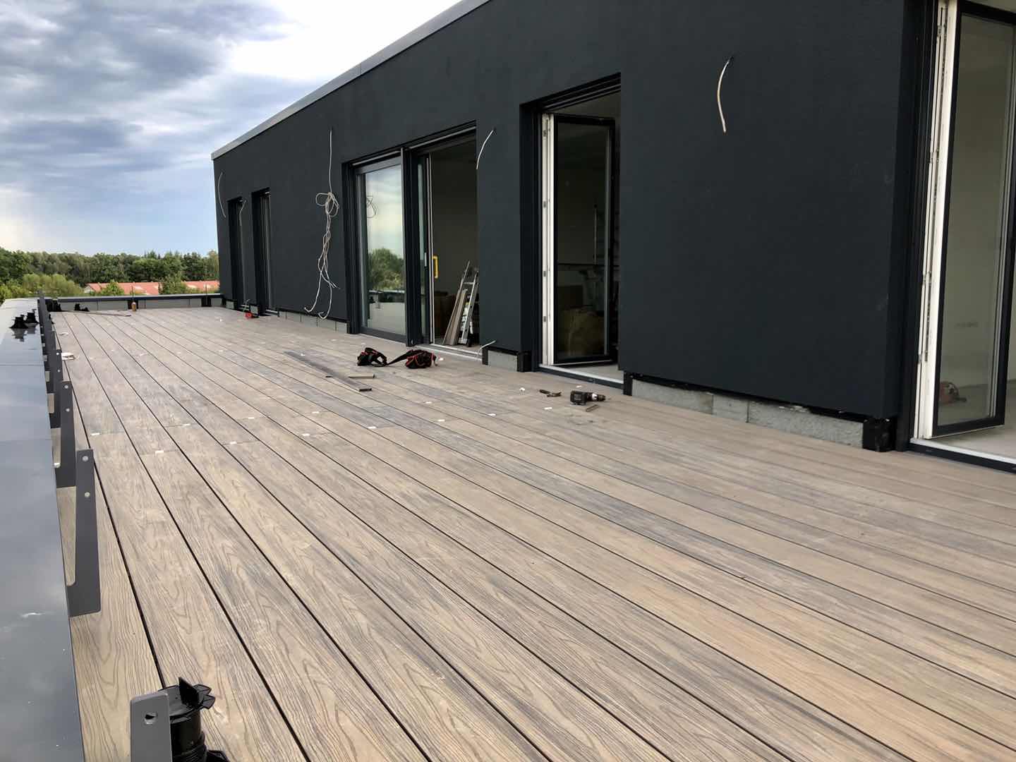 German customers use the floor of the home decoration case