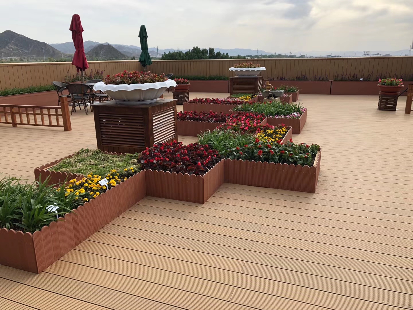 Customers use wood plastic landscape sketch display